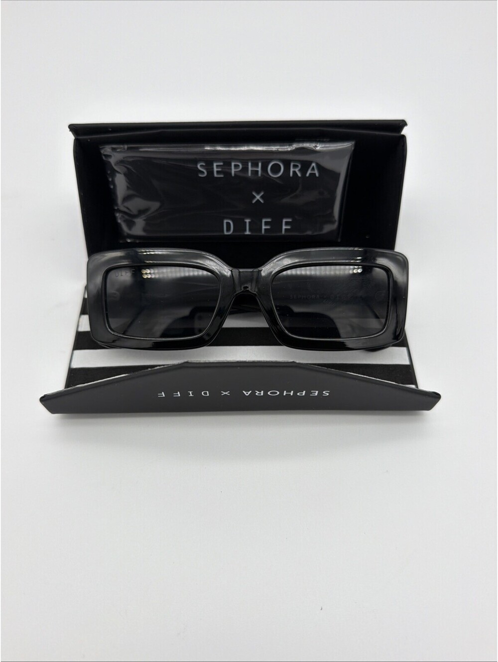 Sephora x DIFF Indy Sunglasses Black Frame Gray Lenses DE01-0982-BKGRN Case